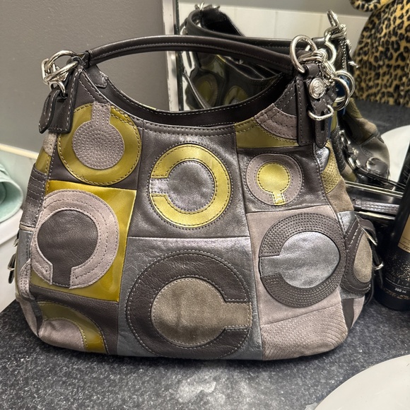 2010 coach bag. - Picture 2 of 5